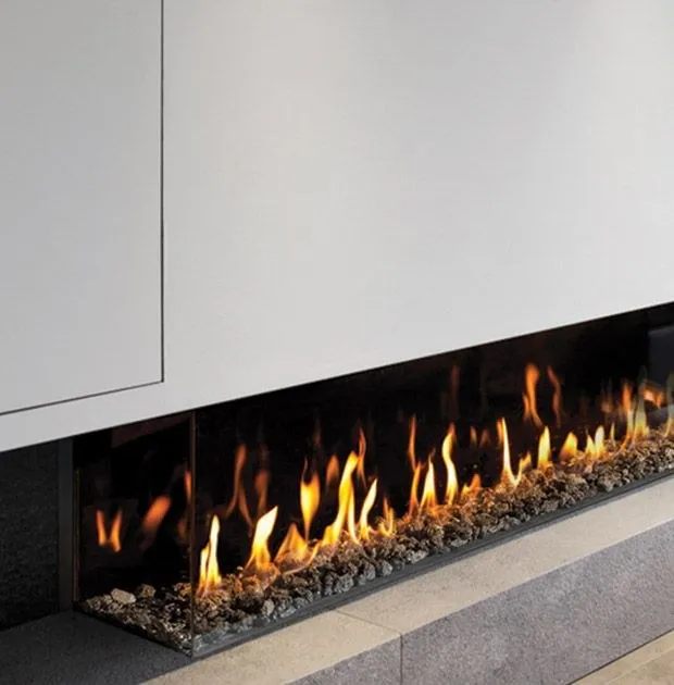 Foyer au gaz linéaire installé dans un séjour contemporain